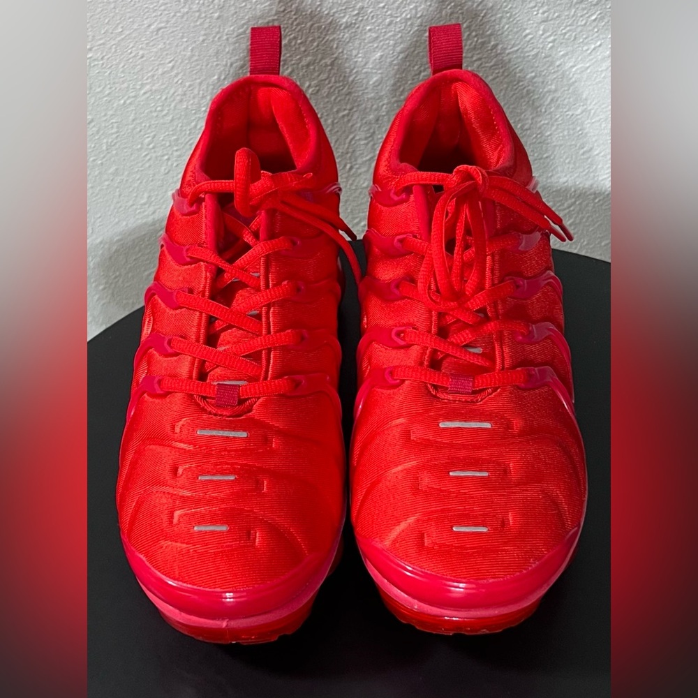 ✨Like New Nike Men's Red Air VaporMax Plus Shoes Athletic Triple Red Sneakers - Picture 2 of 16